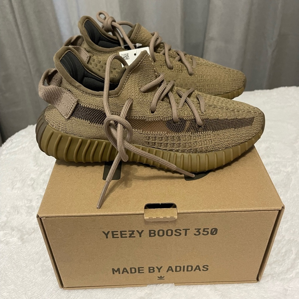 Yeezy boast 350 V2 in color earth